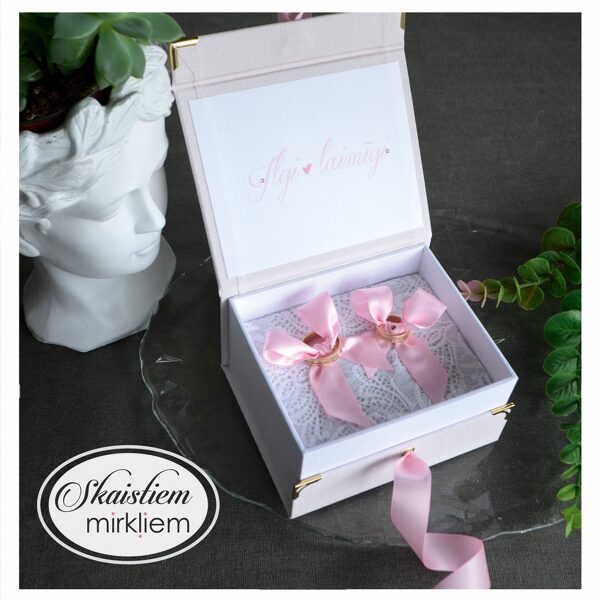 Maigi rozā gredzenu kastīte ar uzrakstu "Ilgi un laimīgi!"