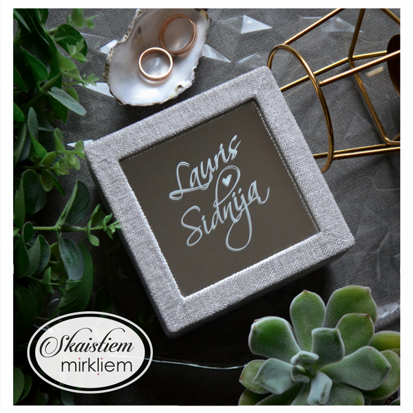 Gredzenu kastīte ar gravējumu uz spoguļvirsmas