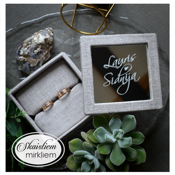 Personalizēta gredzenu kastīte ar gravējumu uz spoguļvirsmas zemes toņos