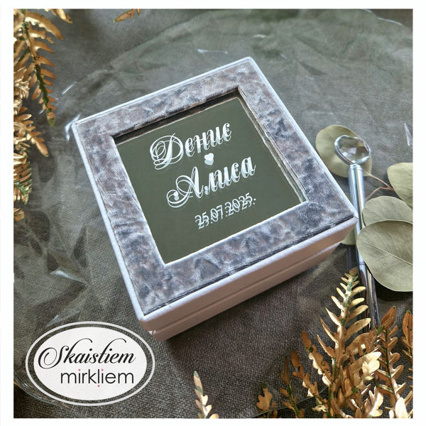 Gredzenu kastīte ar spoguļa vāku un gravētiem vārdiem