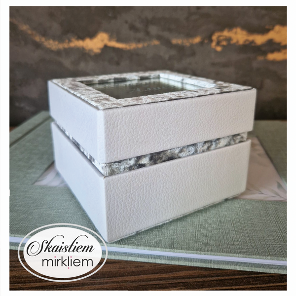 Kombinēta dizaina balta un sudraba materiāla gredzenu kastīte 