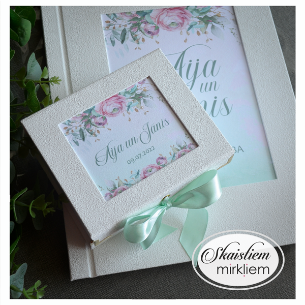 Gredzenu kastīte ar personalizētu ziedu dizainu un piparmētru (mint) krāsas atlasa lenti