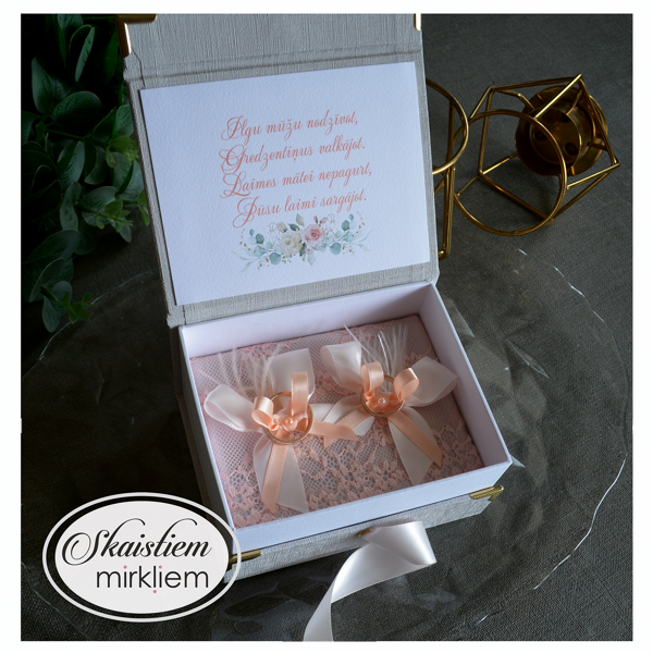 Klasiska pelēka gredzenu kastīte ar personalizētu novēlējumu vāciņa iekšpusē
