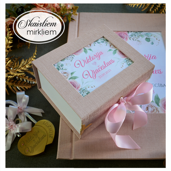 Maigi rozā gredzenu kastīte ar vārdiem "Viktorija un Vjačeslavs" un ziedu motīvu