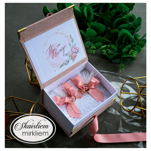 Gaiša kāzu gredzenu kastīte ar rozā lenti un individuālu ziedu apdruku