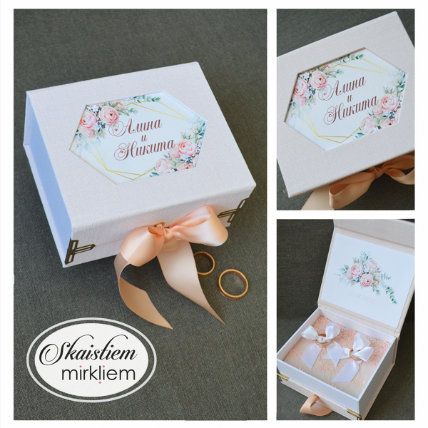 Rozā gredzenu kastīte ar persiku krāsas lentīti un personalizētiem vārdiem