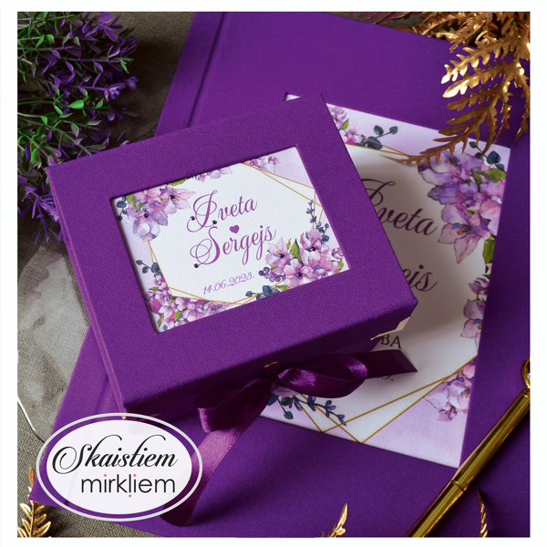 Koši violeta gredzenu kastīte ar ziedu motīvu un vārdiem "Iveta un Sergejs"