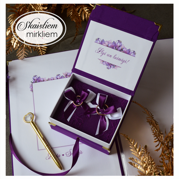 Tumši violeta gredzenu kastīte ar personalizētu vāciņa iekšpusi