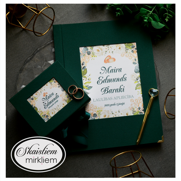 Tumši zaļa gredzenu kastīte ar ziedu motīvu un pāra vārdiem "Maira & Edmunds"