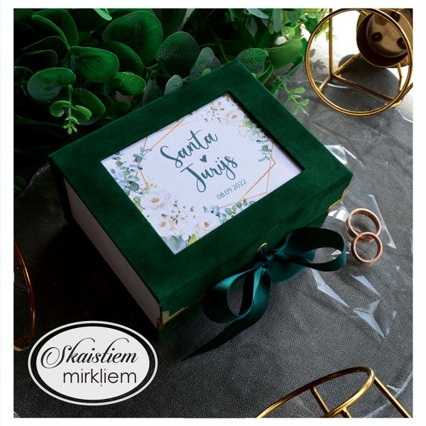 Tumši zaļa samta stila gredzenu kastīte ar zeltītu ziedu rāmi un personalizāciju