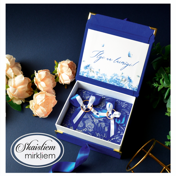 Zila gredzenu kastīte ar mežģīnēm un personalizētu sveicienu iekšpusē