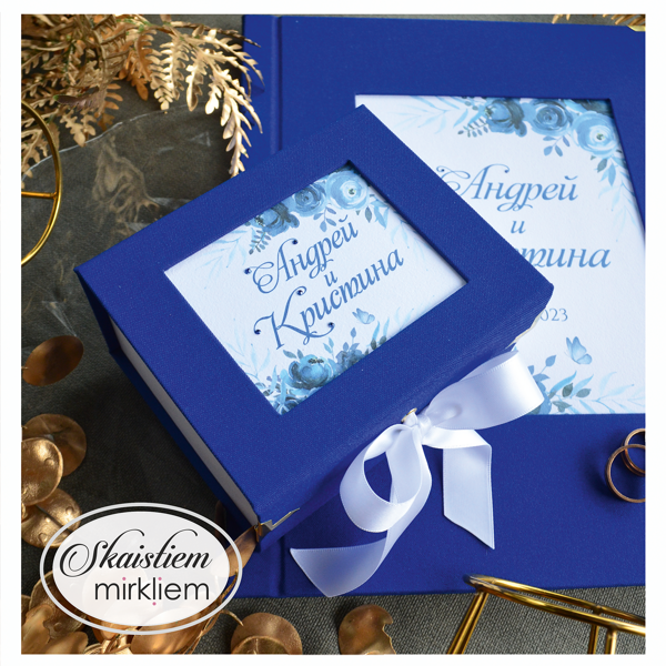 Karaliski zila gredzenu kastīte ar ziedu motīvu un pāra vārdiem