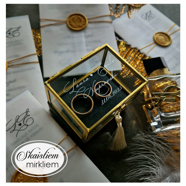 Caurspīdīga gredzenu kastīte ar gravētiem vārdiem, uzvārdu un kāzu datumu