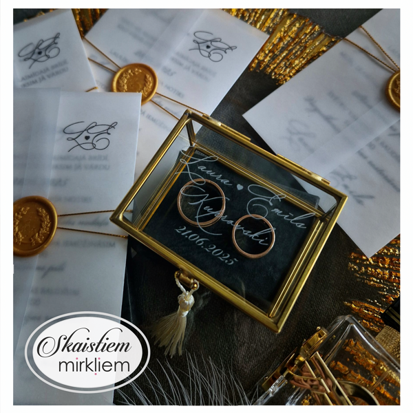 Caurspīdīga gredzenu kastīte ar gravētiem vārdiem, uzvārdu un kāzu datumu