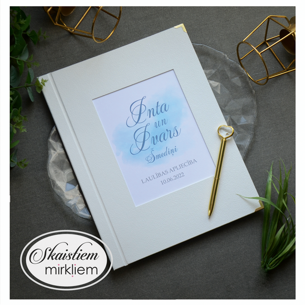 Pienbalti laulības apliecības vāki ar akvareļu pludinājumu "Inta un Ivars"