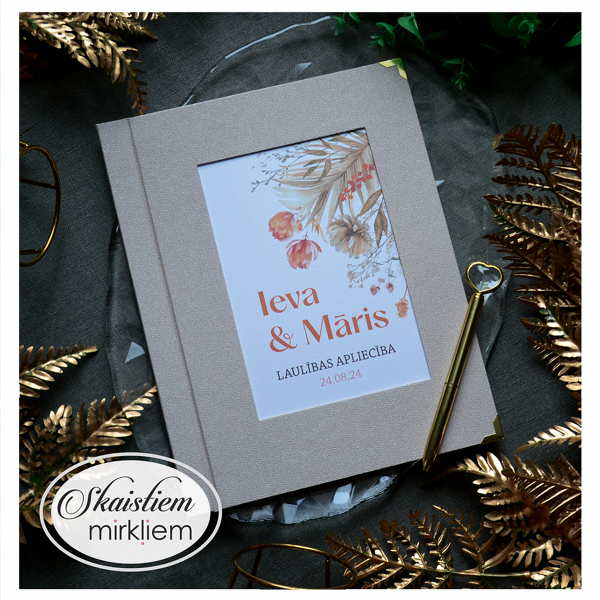 Boho stila laulības apliecības vāki ar rudens ziedu motīvu un vārdiem "Ieva un Māris"