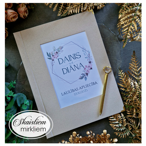 Dabīga bēša toņa laulības apliecības mape ar lillā ziediem un vārdiem "Dainis un Diāna"