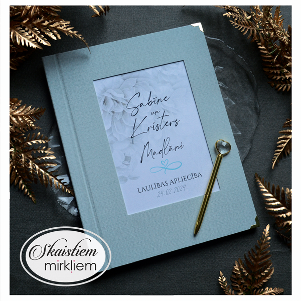 Gaiši zili laulības apliecības vāki ar ziedu printu un vārdiem