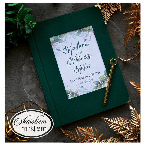 Eleganta zaļa laulības apliecības mape ar ziedu motīvu un pāra vārdiem "Madara un Mārtiņš"