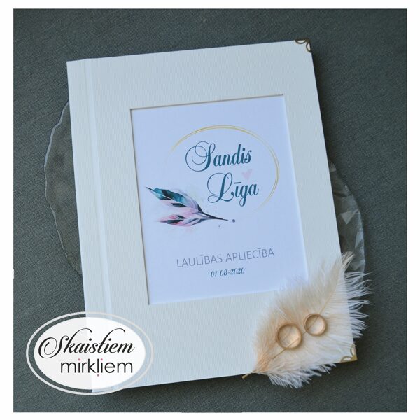 Gaiši laulības apliecības vāki ar spalvas motīvu un vārdiem "Sandis un Līga"