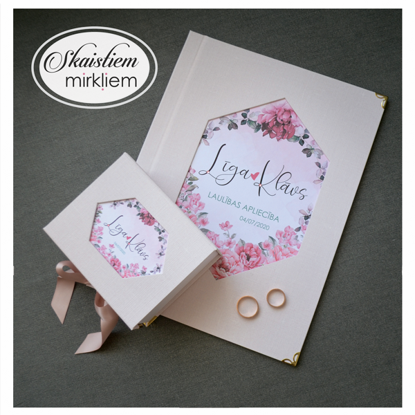 Kāzu komplekts — laulības apliecības vāki un gredzenu kastīte ar rozā ziediem