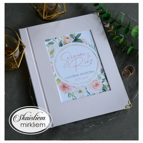 Laulības apliecības vāki ar romantisku ziedu grafiku un pāra vārdiem "Simona un Rivo"