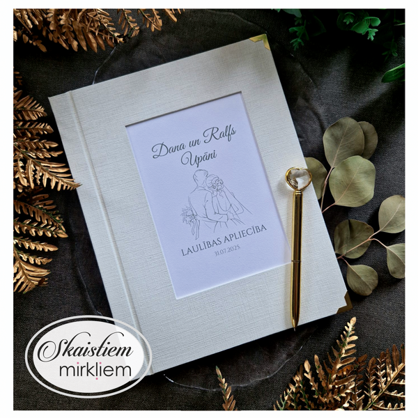 Pienbalti laulības apliecības vāki ar pāra zīmējumu un vārdiem "Diāna un Ralfs"