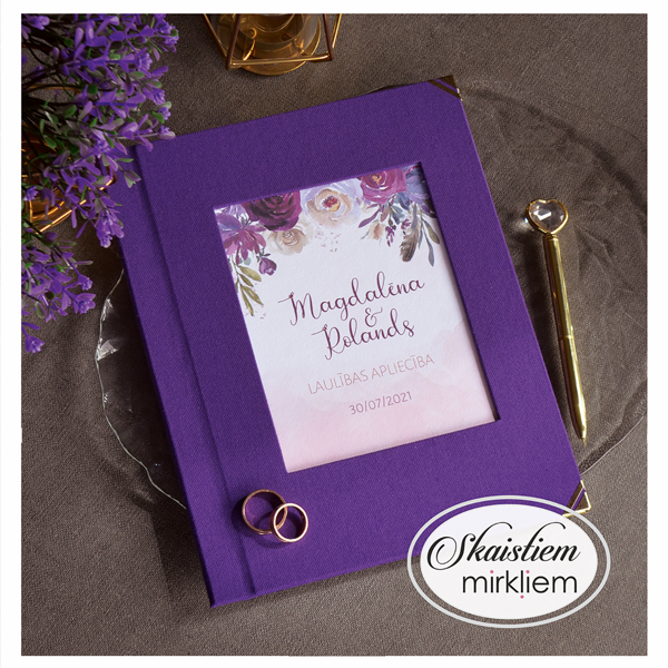 Violetas krāsas laulības apliecības mape ar ziediem un vārdiem "Magdalēna un Rolands"