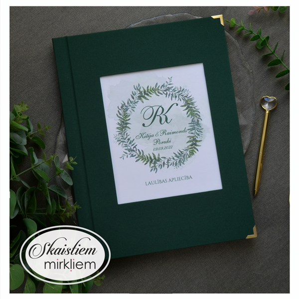 Tumši zaļas krāsas laulības apliecības mape ar apaļu ziedu vainagu un iniciāļiem "R un K"