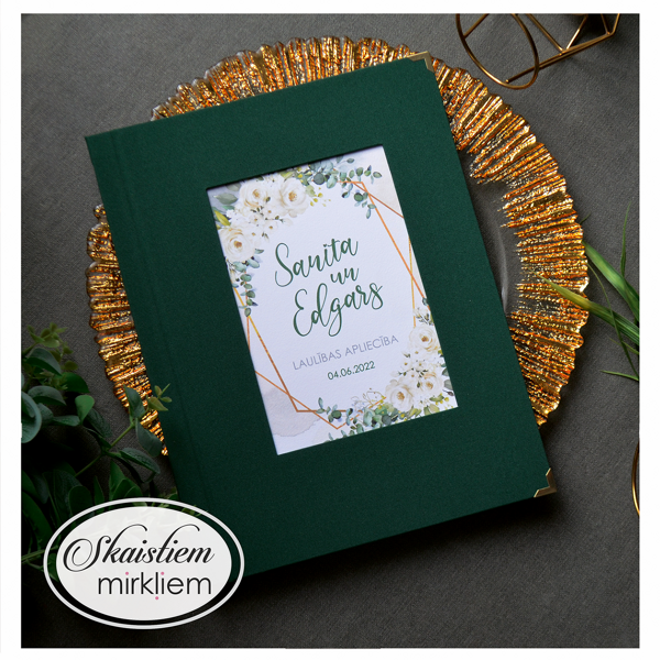 Eleganti zaļi laulības apliecības vāki ar baltiem ziediem un personalizāciju