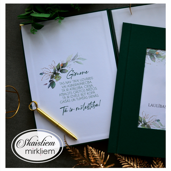 Atvērta zaļa laulības apliecības mape ar personalizētu tekstu