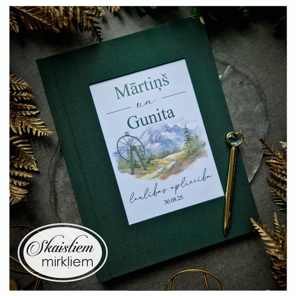 Zaļi laulības apliecības vāki ar dabas skatu un vārdiem "Mārtiņš un Gunita"