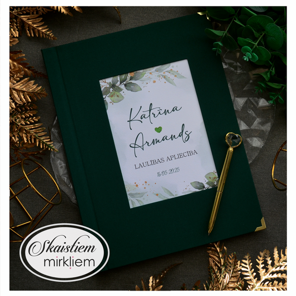 Meža zaļas krāsas laulības apliecības mape ar zelta detaļām un vārdiem "Katrīna un Armands