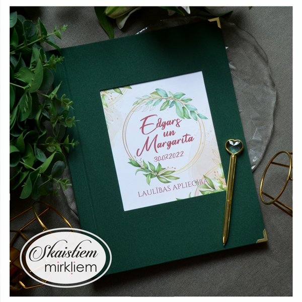 Zaļas krāsas laulības apliecības vāki ar romantisku ziedu vainagu "Edgars un Margarita"