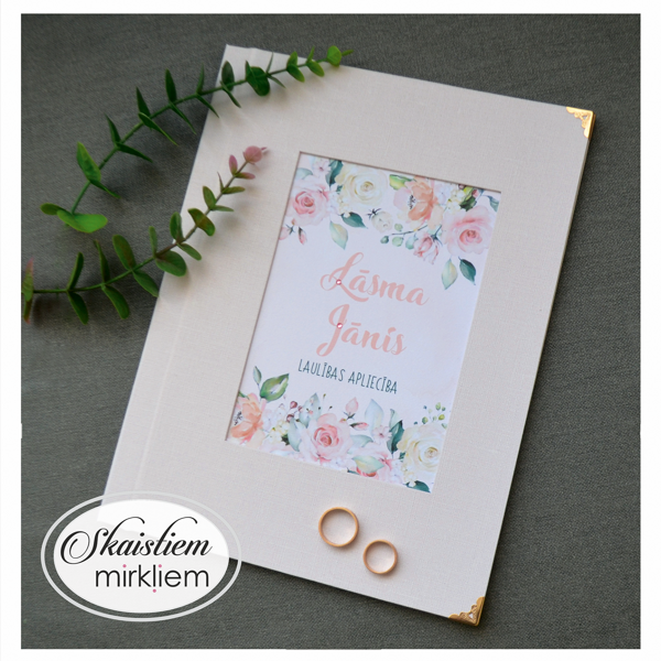Gaiši rozā laulības apliecības vāki ar pavasara ziedu apdruku "Lāsma un Jānis"