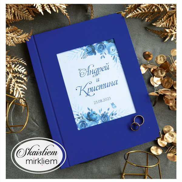 Karaliski zili laulības apliecības vāki ar zilu ziedu printu un vārdiem