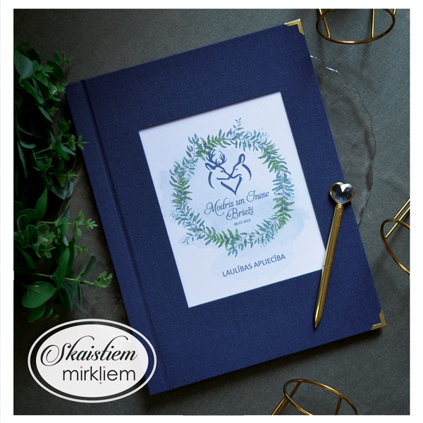 Tumši zili laulības apliecības vāki ar zaļu zaru vainagu un briežu pāri