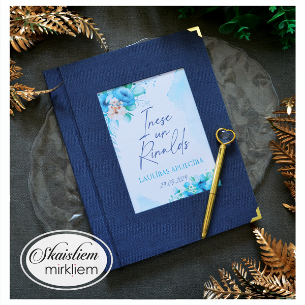 Tumši zilas krāsas laulības apliecības mape ar ziliem ziediem "Inese un Rinalds"