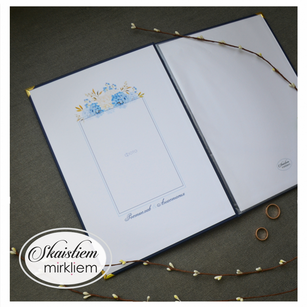 Atvērta laulības apliecības mape ar vietu foto un vietu dokumentam