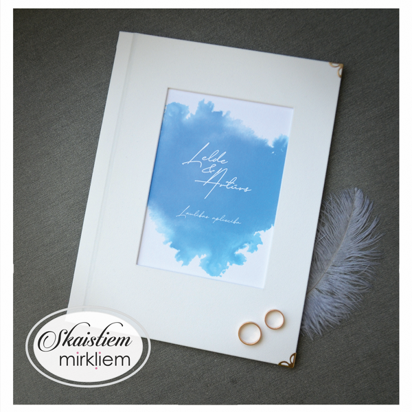 Gaiši zila akvareļu tehnikas laulības apliecības mape ar vārdiem "Lelde un Artūrs"