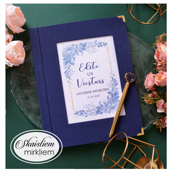 Tumši zili laulības apliecības vāki ar smalku ziedu printu un vārdiem "Edīte un Viesturs"