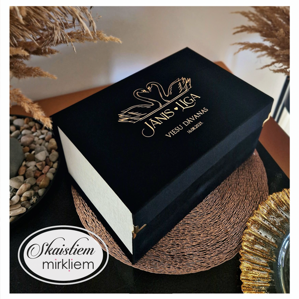 dažādu toņu kastes