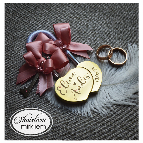 Gravēta slēdzene Elīna un Andris ar vecrozā toņa lentīti