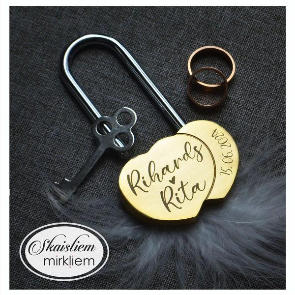 Zelta slēdzene Rihards un Rita ar mazu sirsniņu starp vārdiem