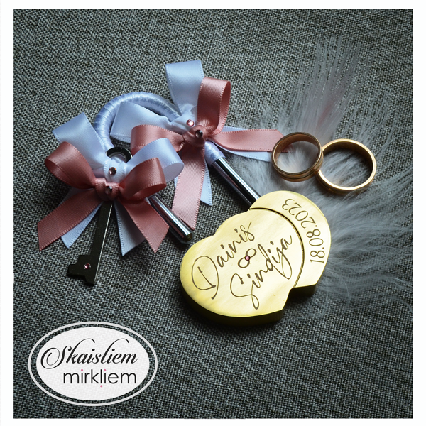 Kāzu slēdzene Dainis un Sindija ar vecrozā un baltā toņa lentītēm