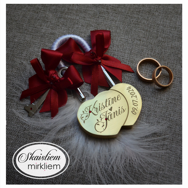 Kristīnes un Jāņa kāzu slēdzenīte ar gravējumu un bordo lentītēm
