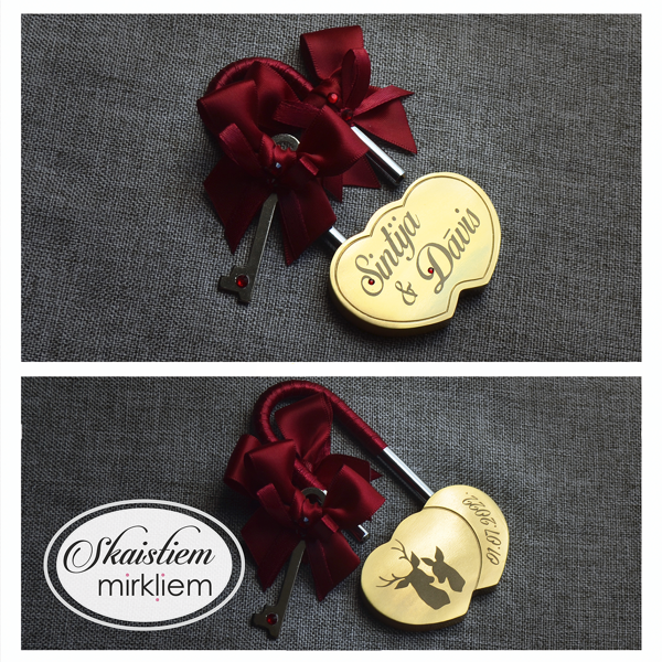 Personalizēta sirds slēdzene "Sintija un Dāvis un briežu pāri" ar tumši sarkanu lentīti