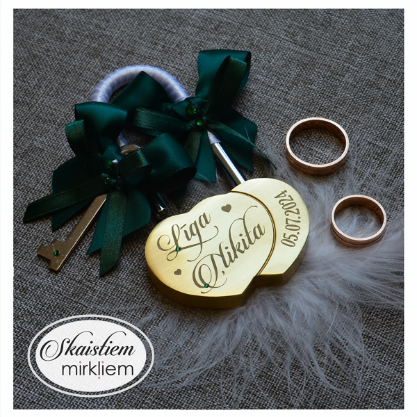 Kāzu slēdzene Līga un Ņikita ar sirsniņām un zaļu lentīti