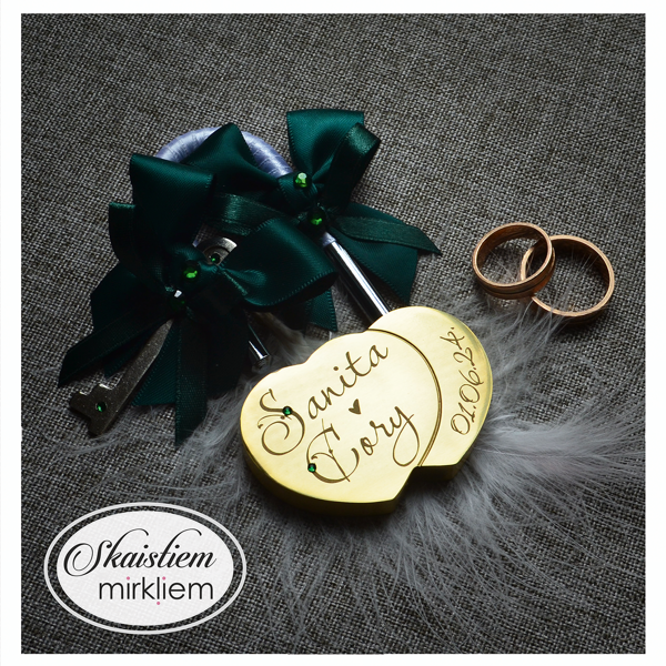 Kāzu slēdzene Sanita un Cory ar tumši zaļu lentīti un kristāla pērlīti