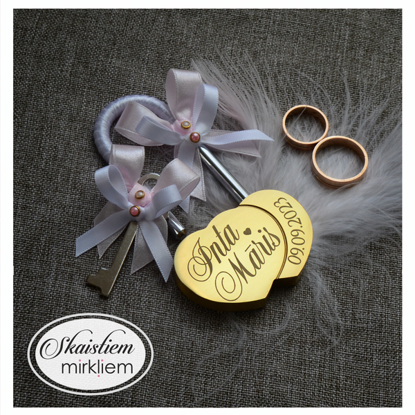Personalizēta slēdzene Inta un Māris ar maigi rozā lentīti un pērlītēm